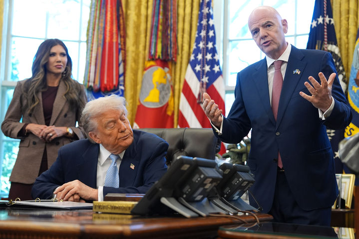 [워싱턴=AP/뉴시스] 도널드 트럼프 미국 대통령이 17일(현지 시간) 백악관 집무실에서 열린 2026 국제축구연맹(FIFA) 월드컵 태스크포스 행사 중 잔니 인판티노 FIFA 회장의 발언을 듣고 있다. 2025.11.18.