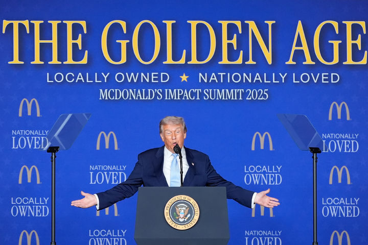 [워싱턴=AP/뉴시스] 도널드 트럼프 미국 대통령이 17일(현지 시간) 워싱턴에서 열린 '맥도날드 임팩트 서밋' 행사에서 연설하고 있다. 2025.11.18.