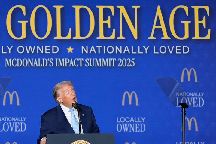 [워싱턴=AP/뉴시스] 도널드 트럼프 미국 대통령이 지난 17일(현지 시간) 워싱턴에서 열린 '맥도날드 임팩트 서밋' 행사에서 연설하고 있다. 2025.11.21.