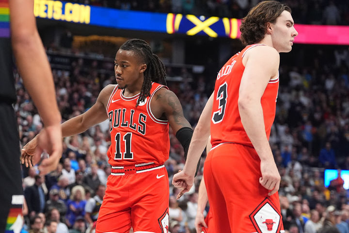 [덴버=AP/뉴시스] 미국프로농구(NBA) 시카고 불스의 아요 도순무(왼쪽), 조시 기디. 2025.11.17.