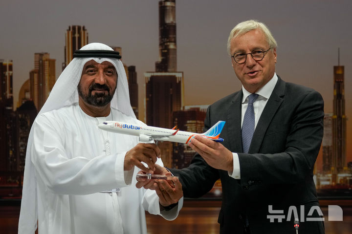 [AP/뉴시스] 18일 두바이 에어쇼 참가중 두바이의 에미레이트항공 회장 CEO 겸 플라이두바이 회장 직의 세이크 아메드 빈사에드 알막툼 회장이 에어버스사의 크리스티안 쉐러 CEO으로부터 에어버스 A321네오 모델을 선물받고 있다