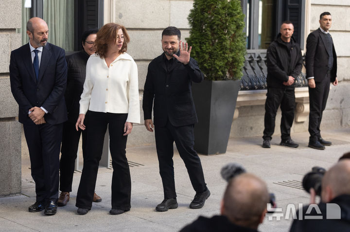 [AP/뉴시스] 18일 볼로디미르 젤렌스키 우크라이나 대통령이 스페인 국회를 방문해 상하원 의장과 걸어가며 손을 흔들고 있다