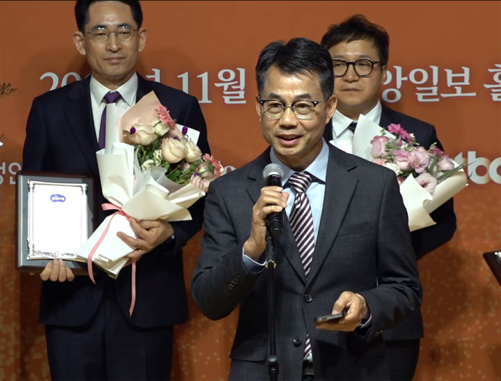 [칠곡=뉴시스] 수상 소감 전하는 박병수 팀장. (사진=칠곡군 제공) 2025.11.18 photo@newsis.com *재판매 및 DB 금지