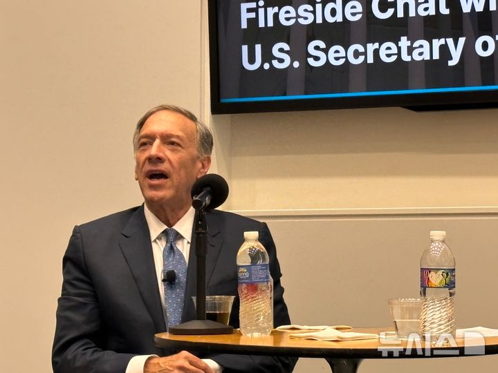 [워싱턴=뉴시스]이윤희 특파원 = 마이크 폼페이오 미국 전 국무장관이 17일(현지 시간) 미국 워싱턴DC의 발로파크 컨퍼런스룸에서 대륙아주가 주최한 간담회에서 발언하고 있다. 2025.11.18.