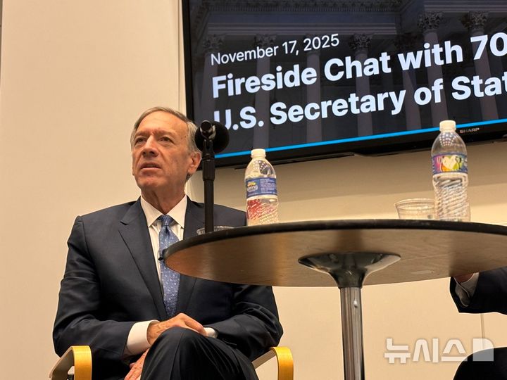 [워싱턴=뉴시스]이윤희 특파원 = 마이크 폼페이오 미국 전 국무장관이 지난달 17일(현지 시간) 미국 워싱턴DC의 발로파크 컨퍼런스룸에서 대륙아주가 주최한 간담회에서 발언하고 있다. 폼페이오는 29일 푸틴은 지금까지 우크라이나 종전 협상에서 양보한 것이 없으며 앞으로도 그럴 것이라고 밝혔다. 2025.12.30.