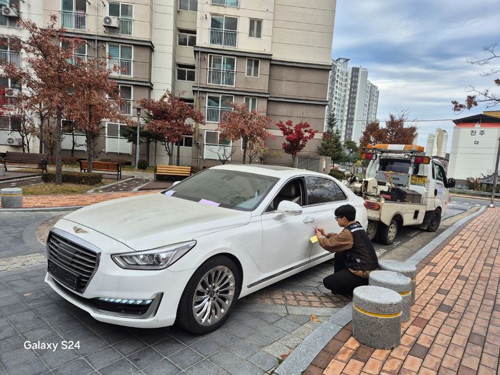 [상주=뉴시스] 고액 체납차량 강제 견인. (사진=상주시 제공) 2025.11.18 photo@newsis.com *재판매 및 DB 금지