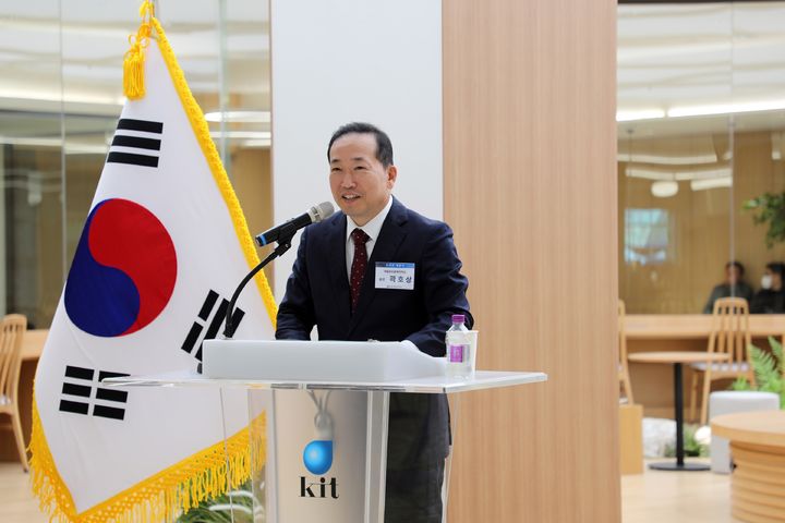 [구미=뉴시스] 도서관 개관식 인사하는 곽호상 총장. (사진=금오공대 제공) 2025.11.18 photo@newsis.com *재판매 및 DB 금지