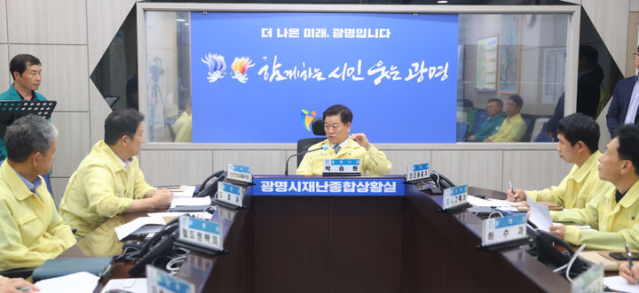 [광명=뉴시스]박승원 광명시장이 9월 재난종합상황실에서 열린 '재난안전통신망 활용 유관기관 합동훈련'을 주재하고 있다.(사진=광명시 제공02025.11.18.photo@newsis.com *재판매 및 DB 금지