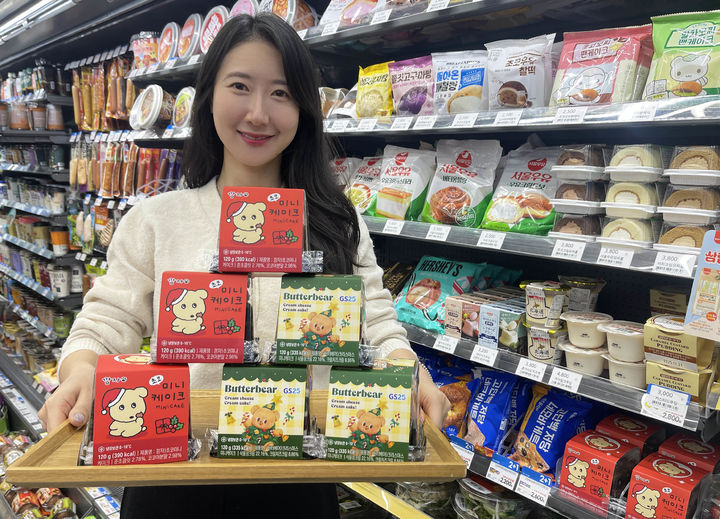 [서울=뉴시스] GS25는 4000원 대 미니케이크와 1만원 대 크리스마스 홀케이크를 순차 출시한다고 18일 밝혔다.(사진=GS리테일 제공) *재판매 및 DB 금지