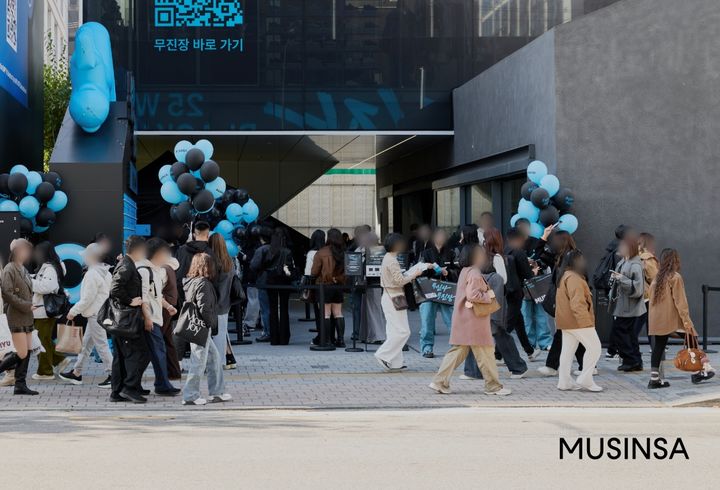 [서울=뉴시스] 무신사의 연간 최대 규모 온오프라인 할인 캠페인 '무신사 무진장 25 겨울 블랙프라이데이(무신사 무진장 겨울 블프)가 시작과 동시에 높은 고객 반응을 모으며 판매 호조를 보이고 있다고 18일 밝혔다. (사진=무신사 제공) *재판매 및 DB 금지