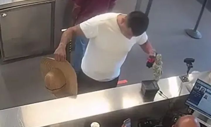 [뉴시스] 멸종위기 앵무새를 속옷에 숨긴 채 미국 국경을 넘으려던 남성 제시 아구스 마르티네즈(35)가 세관 당국에 적발됐다. 사진은 세관 검사를 받고 있는 마르티네즈의 모습. (사진 = 뉴욕포스트 캡처) 2025.11.18. *재판매 및 DB 금지