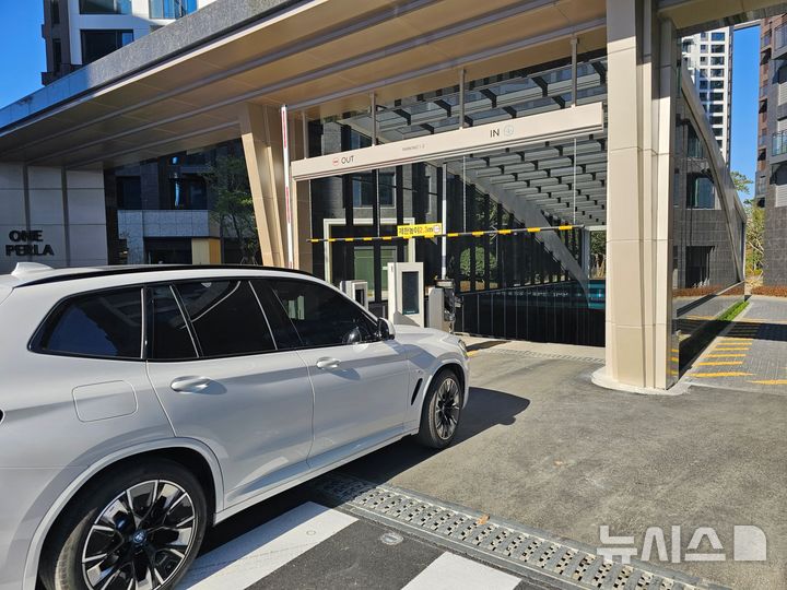 [서울=뉴시스] 래미안 AI 주차장 주출입구.