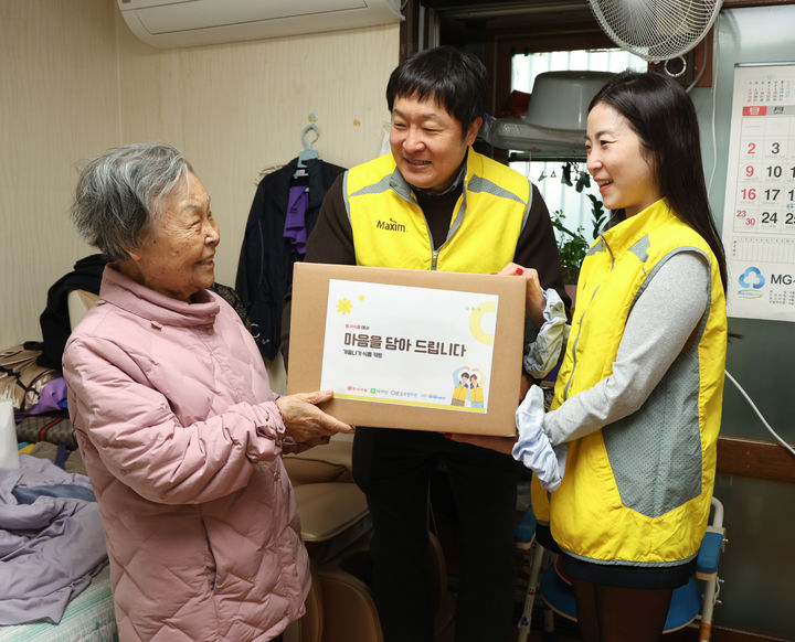 [서울=뉴시스] 동서식품이 독거 어르신 생활 지원 봉사에 나섰다. (사진=동서식품 제공) *재판매 및 DB 금지