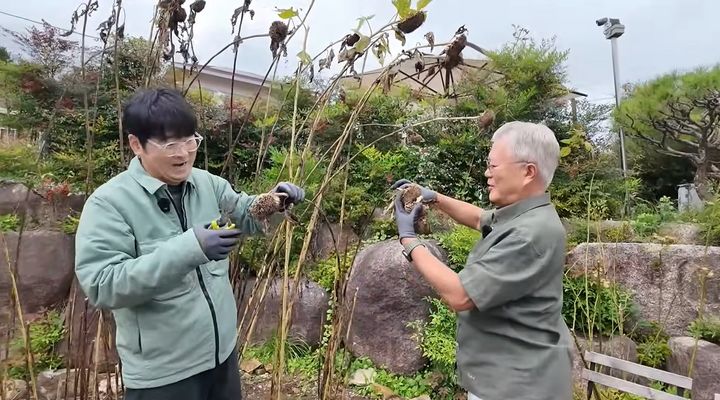 [뉴시스]문재인 전 대통령과 탁현민 전 청와대 의전비서관이 해바라기씨를 따는 모습. (사진 = 평산책방TV 캡처) *재판매 및 DB 금지
