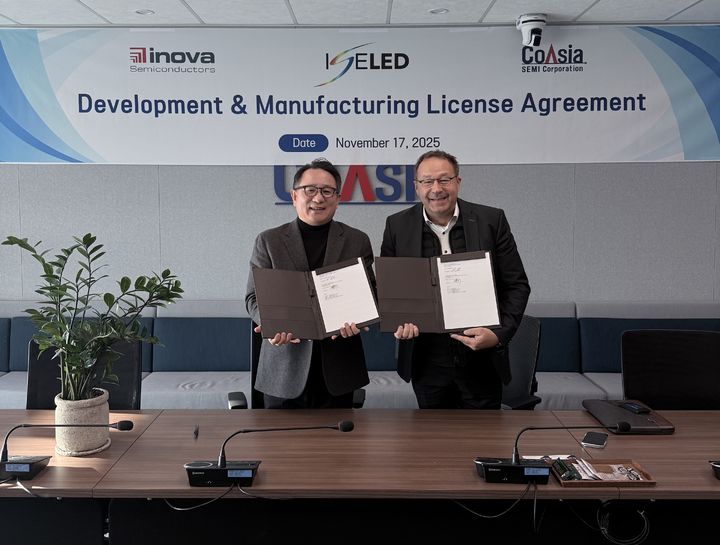 신동수 코아시아세미 대표이사(왼쪽), 로버트 아이슬레(Robert Isele) 이노바 사장(오른쪽). (사진=코아시아세미) *재판매 및 DB 금지