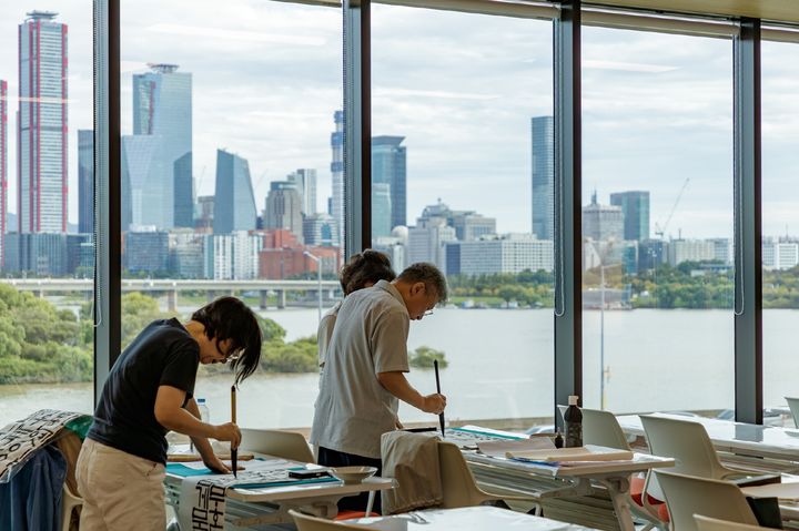 [서울=뉴시스] 한강 조망이 장점인 마포365구민센터에서 주민들이 서예 교육을 받고 있다. 2025.11.18. (사진=마포구 제공) *재판매 및 DB 금지