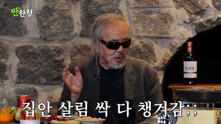 [서울=뉴시스] 가수 전인권은 17일 유튜브 채널 '짠한형 신동엽'에 출연해 수감 생활 중 만난 절도범의 이야기를 전했다. (사진=유튜브 채널 '짠한형 신동엽' 화면 캡처) 2025.11.18. photo@newsis.com  *재판매 및 DB 금지