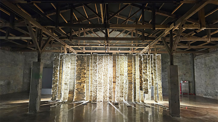 [신안=뉴시스]태평염전 소금창고서 선보이는 '소금 같은, 예술'. (사진=태평염전 제공) 2025.11.18. photo@newsis.com *재판매 및 DB 금지