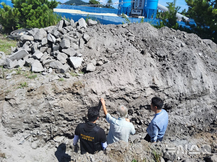 [제주=뉴시스] 2016년부터 올해 4월까지 제주시 소재 석재업체에서 폐기물 900여t을 불법 매립한 70대 대표가 구속됐다. 사진은 제주도자치경찰단이 18일 공개한 불법 폐기물 매립 지역. (사진=제주도자치경찰단 제공) 2025.11.18. photo@newsis.com