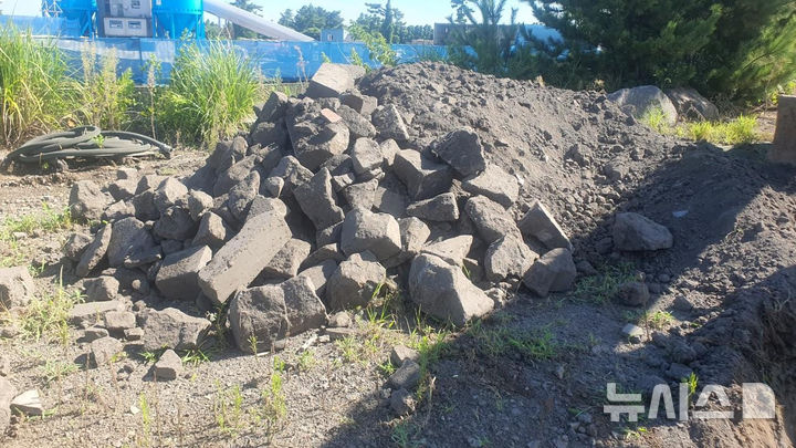 [제주=뉴시스] 2016년부터 올해 4월까지 제주시 소재 석재업체에서 폐기물 900여t을 불법 매립한 70대 대표가 구속됐다. 사진은 제주도자치경찰단이 18일 공개한 불법 폐기물 매립 지역. (사진=제주도자치경찰단 제공) 2025.11.18. photo@newsis.com 