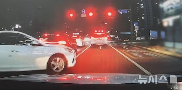 [의정부=뉴시스] 차선침밤 차량 대상 고의 충돌사고 현장. (사진=경기북부경찰청 제공 영상 캡처) 2025.11.18 photo@newsis.com