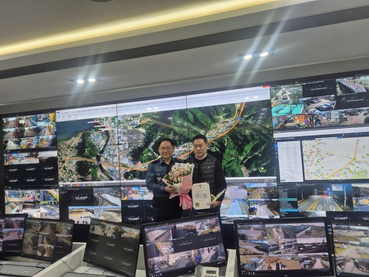 [논산=뉴시스]유동하 논산경찰서장이 17일 논산시 CCTV 관제실에서 주 모 관제요원에게 감사장을 전달하고 있다. 2025. 11. 18 photo@newsis.com *재판매 및 DB 금지