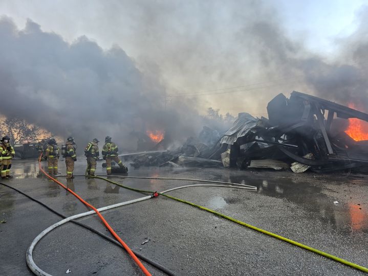 [부산=뉴시스] 18일 오전 부산 강서구의 한 비닐제조 공장에서 불이나 3시간 10분여 만에 진화됐다. (사진=부산소방재난본부 제공) 2025.11.18. photo@newsis.com *재판매 및 DB 금지