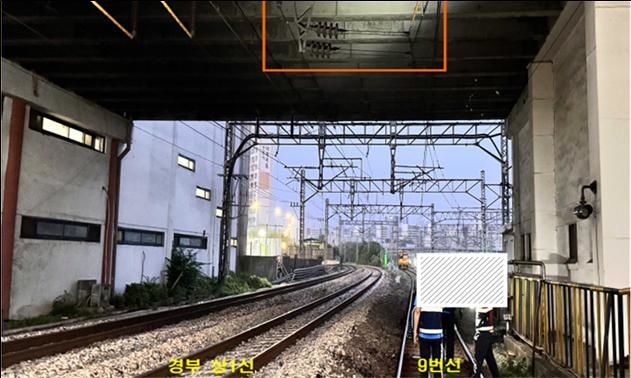[서울=뉴시스] 지난해 8월9일 발생한 경부선 구로역 장비 열차간 충돌사고 지점 모습. 2025.11.18. (사진=항공철도사고조사위원회 제공) photo@newsis.com *재판매 및 DB 금지