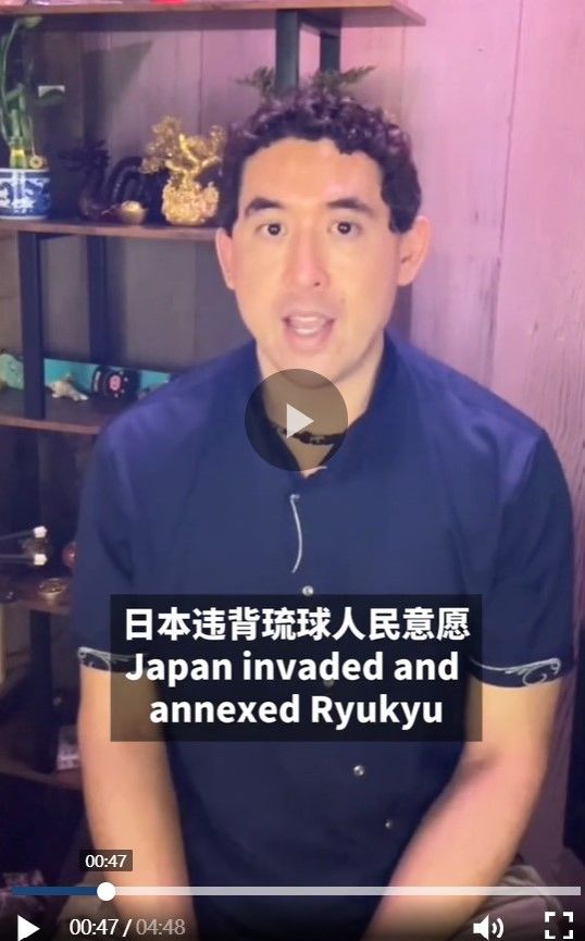 [서울=뉴시스] 일본 오키나와 출신 음악가이자 영화감독, 평화 활동가인 로버트 가지와라가 15일 차이나데일리와의 인터뷰에서 "류큐(琉球·오키나와의 옛 이름)는 일본이 아니다"라고 주장하고 있다.(사진: 데일리메일 캡처) 2025.11.18.