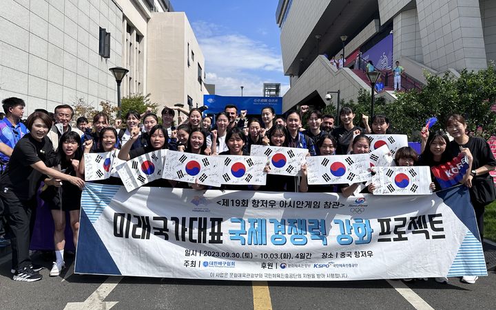 [서울=뉴시스] 2023년 항저우 아시안게임에 파견된 유소년 배구 선수들. (사진=대한배구협회 제공) 2025.11.18. *재판매 및 DB 금지