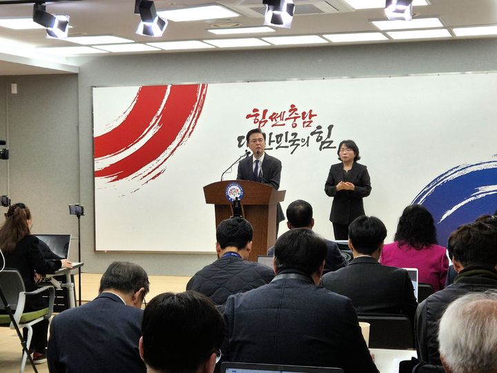 [홍성=뉴시스] 김태흠 충남지사 기자회견 모습. *재판매 및 DB 금지