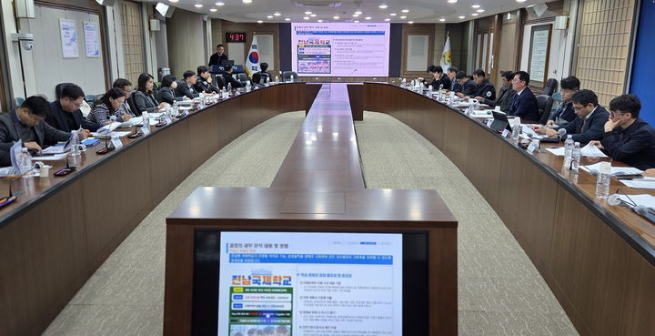 [무안=뉴시스] 지난 17일 전남도청 서재필에서 열린 외국교육기관 설립 연구용역 착수보고회. (사진 = 전남도 제공). 2025.11.18. photo@newsis.com *재판매 및 DB 금지