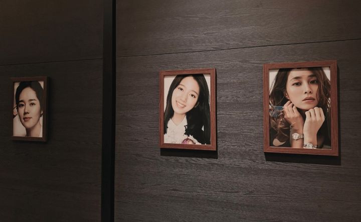 [뉴시스]산후조리원 '드라마' 벽에 진열된 유명 배우의 모습 (사진 = MS News 캡처) *재판매 및 DB 금지