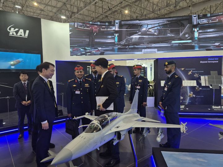 [서울=뉴시스] 아랍에미리트(UAE) 공군 공동개발위원장이 한국항공우주산업(KAI)의 부스에 방문한 모습. (사진=KAI 제공) 2025.11.18. photo@newsis.com *재판매 및 DB 금지
