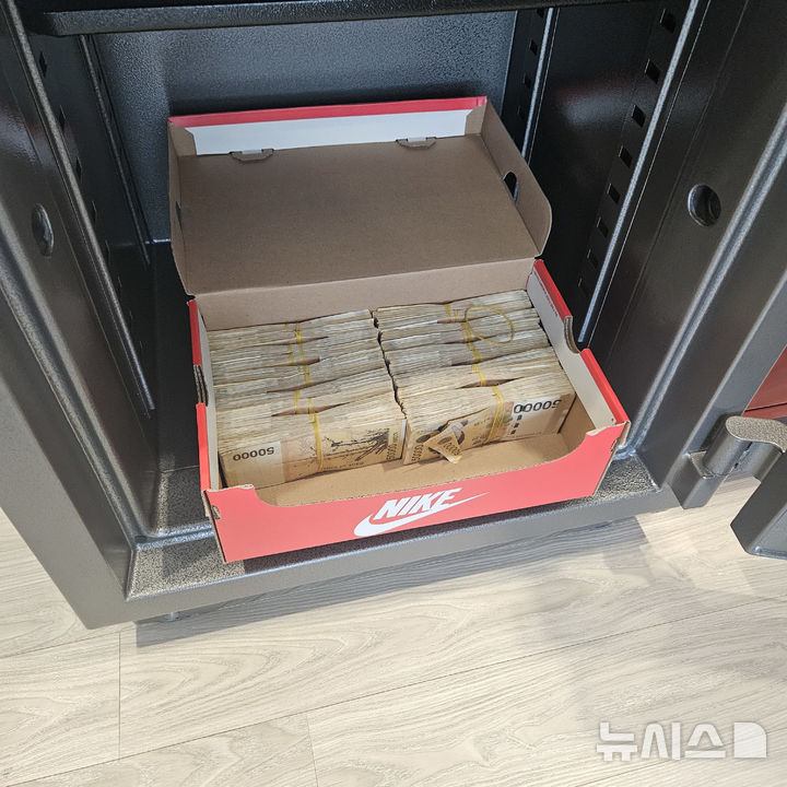 [서울=뉴시스] 18일 보이스피싱 범죄 정부합동수사단이 보완수사로 직구속 기소한 보이스피싱 자금세탁책 등으로부터 압수한 현금 1억원이 보이고 있다. (사진=보이스피싱 범죄 정부합동수사단 제공) 2025.11.18. photo@newsis.com