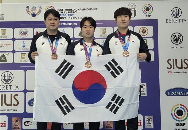 [서울=뉴시스]2025 ISSF 카이로 세계선수권대회 25m 센터파이어 권총 단체전 동메달을 차지한 소승섭(서산시청), 이건혁(KB국민은행), 조영재(경기도청)(왼쪽부터). (사진=대한사격연맹 제공)