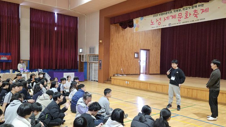[논산=뉴시스]논산 노성중학교와 특수학교 성광온누리학교가 17일 노성중 체육관에서 통합교육과 축제를 열었다. 2025. 11. 18 photo@newsis.com *재판매 및 DB 금지
