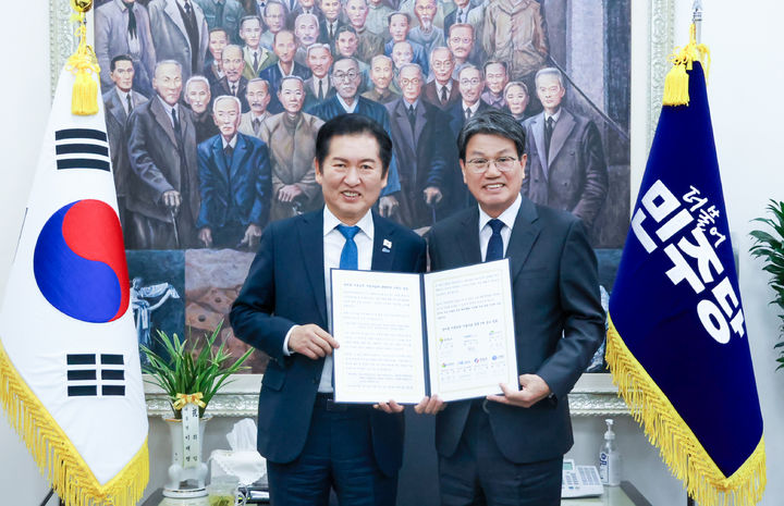 [청양=뉴시스] 조명휘 기자 = 김돈곤 청양군수가 17일 국회를 찾아 더불어민주당 정청래 대표를 만나 농어촌기본소득 시범사업 성공을 위한 국비 상향을 건의한 뒤 기념사진을 찍고 있다. (사진= 청양군 제공) 2025.11.18. photo@newsis.com *재판매 및 DB 금지