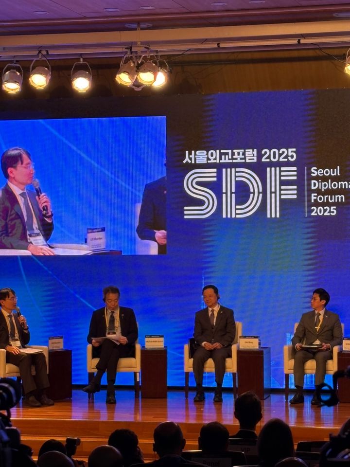 [서울=뉴시스]18일 오전 국립외교원에서 열린 '서울외교포럼 2025'에 패널로 참석한 미즈시마 코이치 주한일본대사와 다이빙 주한중국대사. *재판매 및 DB 금지