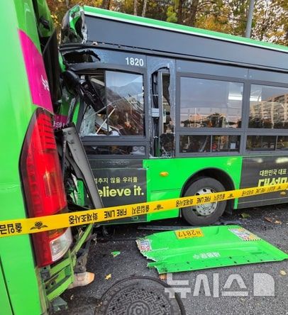 [서울=뉴시스] 서울 양천구에서 버스 2대를 포함해 차량 7대가 잇달아 추돌하는 사고가 발생했다. (사진=양천소방서 제공) 2025.11.18. photo@newsis.com