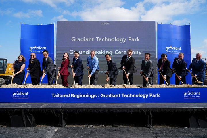 지난 17일(현지시간) 미국 텍사스주 테일러시에서 열린 그래디언트 테크놀로지 파크 착공식에서 주요 참석자들이 기념 세리머니를 하고 있다. (사진=아이마켓코리아) *재판매 및 DB 금지