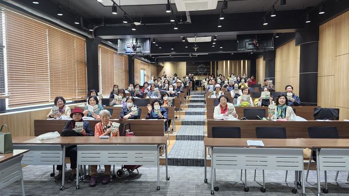 [부산=뉴시스] 동의과학대학교 한방약재과가 개설 20주년 기념 책자 '한방약재과 20년, 그 성장의 이야기'를 출간했다. (사진=동의과학대학교 제공) 2025.11.18. photo@newsis.com *재판매 및 DB 금지