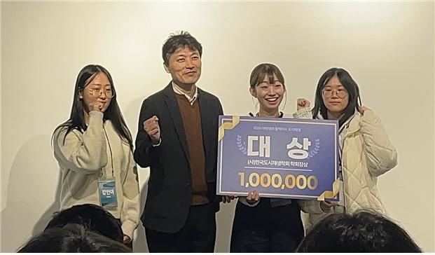 [천안=뉴시스] 경진대회 수상 후 기념사진을 찍고 있다.(사진=한국기술교육대학교 제공).2025.11.18photo@newsis.com. *재판매 및 DB 금지