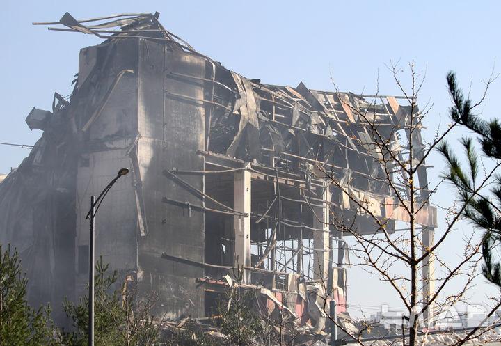 [천안=뉴시스] 최영민 기자=지난 15일 오전 6시 8분 발생한 충남 천안시 풍세면 이랜드패션 물류센터 화재가 발생 후 60시간이 지난 17일 오후 6시 11분 완진됐다. 불은 꺼졌지만 18일 찾은 현장은 마치 폭격을 맞은 듯한 모습을 하고 있다. 2025.11.18 ymchoi@newsis.com