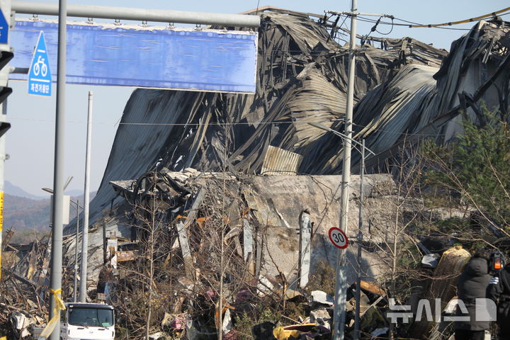 [천안=뉴시스] 최영민 기자=지난 15일 오전 6시 8분 발생한 충남 천안시 풍세면 이랜드패션 물류센터 화재가 발생 60시간 만인 17일 오후 6시 11분 완진됐다. 18일 현장은 아직도 뿌옇게 피어나는 연기 속에 화재 잔해만이 이곳이 물류센터였다는 걸 말해주고 있다. 2025.11.18 ymchoi@newsis.com