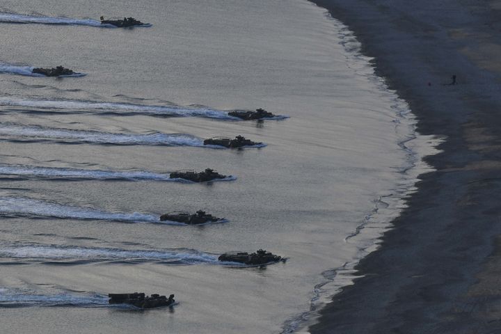 [서울=뉴시스] 해군·해병대는 15일부터 20일까지 경북 포항 일대에서 합동상륙작전 수행능력 향상을 위한 2025년 호국합동상륙훈련을 실시하고 있다. (사진=해병대 제공) 2025.11.18. photo@newsis.com *재판매 및 DB 금지