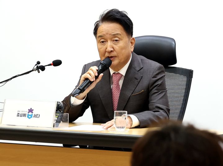 [청주=뉴시스] 김영환 충북지사가 18일 청주시 상당구 문화동 충북도청 브리핑룸에서 기자회견을 열어 돈봉투 수수 의혹 경찰 수사에 대한 입장을 밝히고 있다. 2025.11.18. nulha@newsis.com *재판매 및 DB 금지