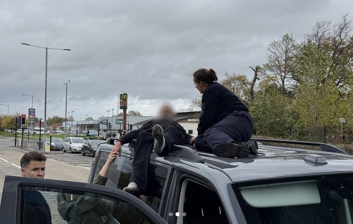 [뉴시스] 육교 난간에 매달린 남성이 맷 존슨의 밴 위로 추락한 모습. (사진출처: 인스타그램) 2025.11.18.