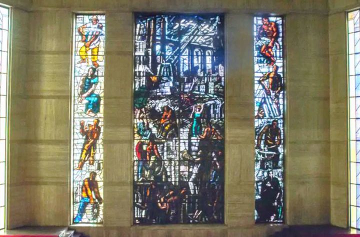 [뉴시스] 마리오 시로니가 1932년에 제작한 스테인드글라스 작품 '노동 헌장(La carta del lavoro)'. (사진 = Finestre sull’Arte 캡처) 2025.11.18. *재판매 및 DB 금지