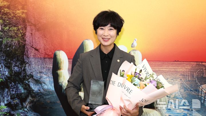 [포항=뉴시스] 송종욱 기자 = 경북도 의정 봉사 대상을 받은 김하영 포항시의원. (사진=포항시의회 제공) 2025.11.18. photo@newsis.com 